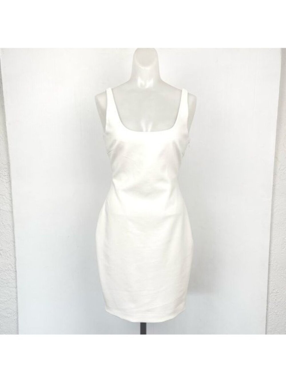 Elizabeth and James cwhite ady scoop cut out back mini dress size 6